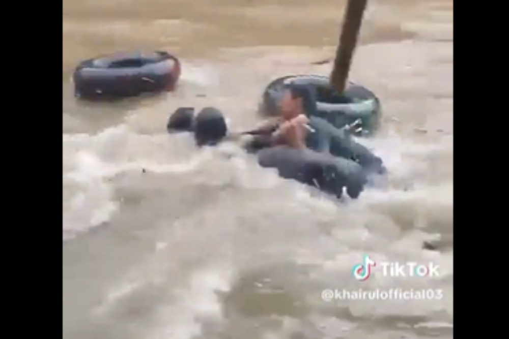  Hanya Bermodal Ban, Ini Momen Penyelamatan Orang Hanyut saat Banjir Bandang Sembahe