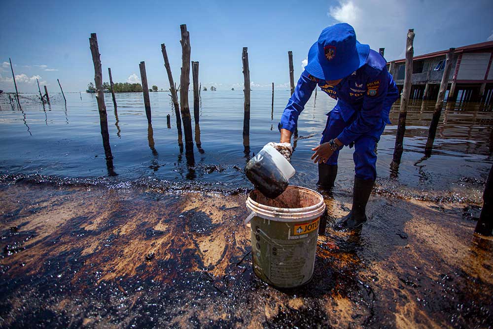  Tim Gabungan Bersihkan Limbah Minyak Hitam di Kawasan Pantai Melayu Batam