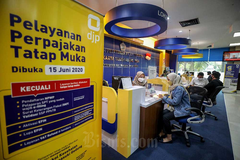 Petugas melayani wajib pajak di salah satu kantor pelayanan pajak pratama di Jakarta, Selasa (30/8/2022). Bisnis/Eusebio Chrysnamurti