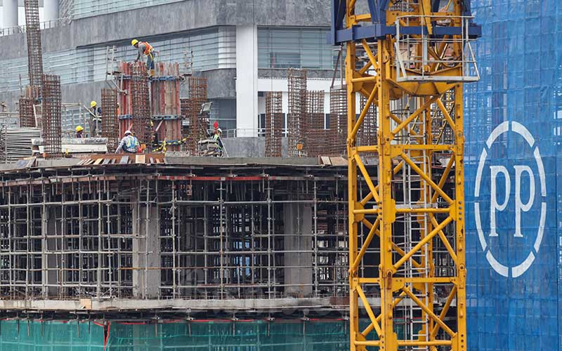 Aktivitas proyek konstruksi gedung bertingkat yang dikerjakan PT PP (Persero) Tbk. di Jakarta, Rabu (16/2/2022). Bisnis/Arief Hermawan P