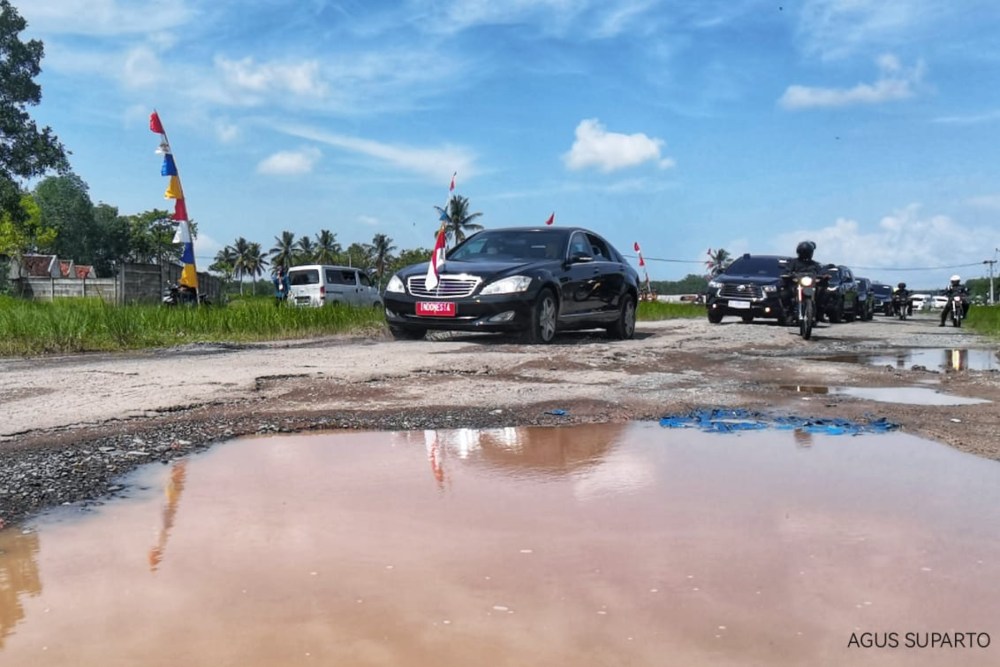  Duh, Mobil yang Ditumpangi Jokowi  Dikabarkan Sangkut di Jalan Rusak di Lampung