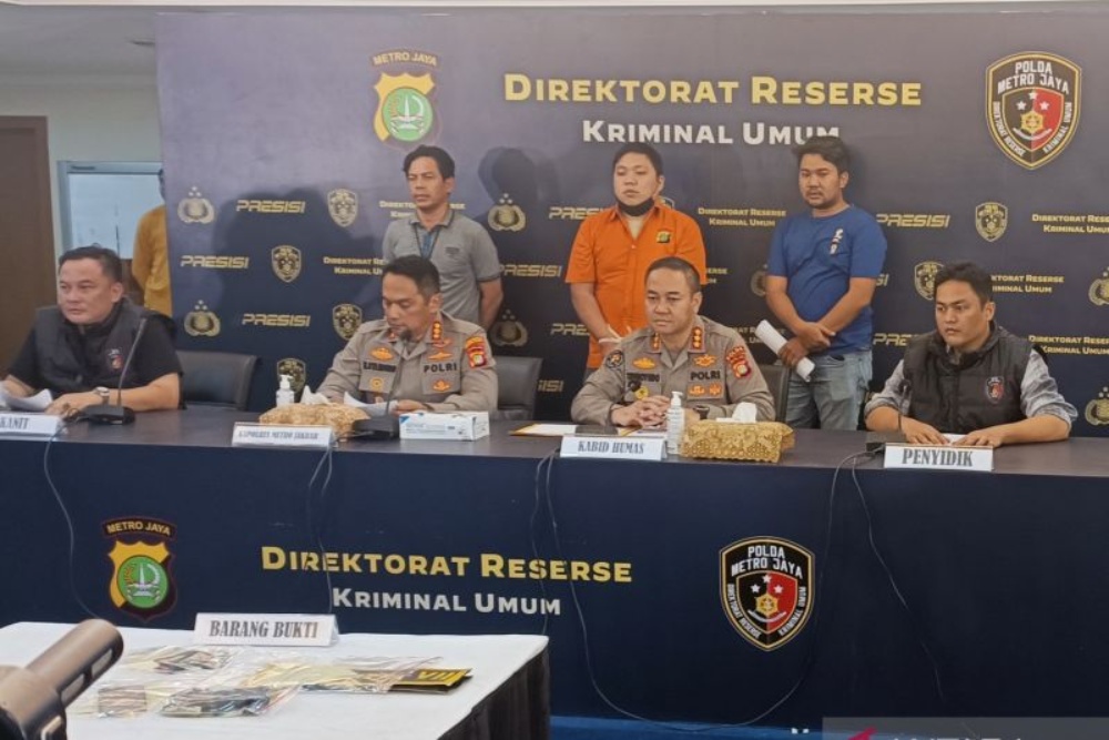 Kabid Humas Polda Metro Jaya Kombes Pol Trunoyudo Wisnu Andiko (kedua dari kanan) bersama jajaran saat konferensi pers di Jakarta, Jumat (5/5/2023) ANTARA/Ilham Kausar