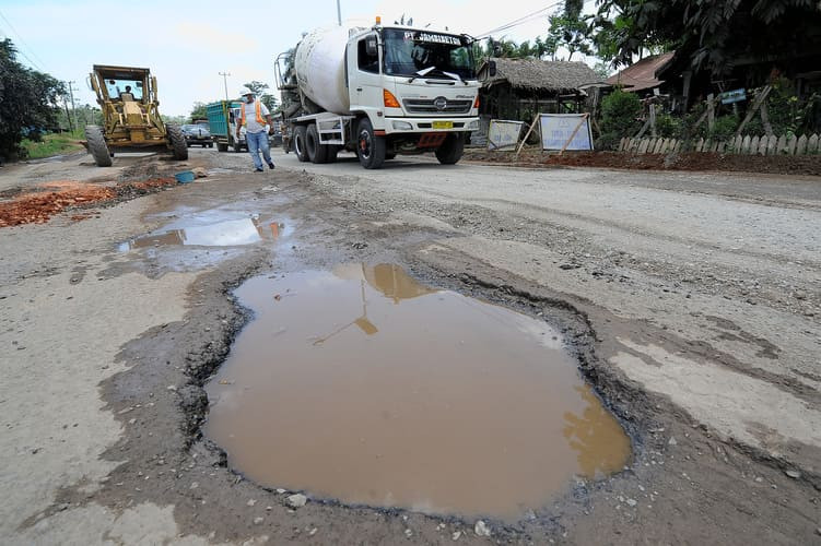  Mengurai Benang Kusut Jalan Rusak Ancaman Ekonomi Daerah