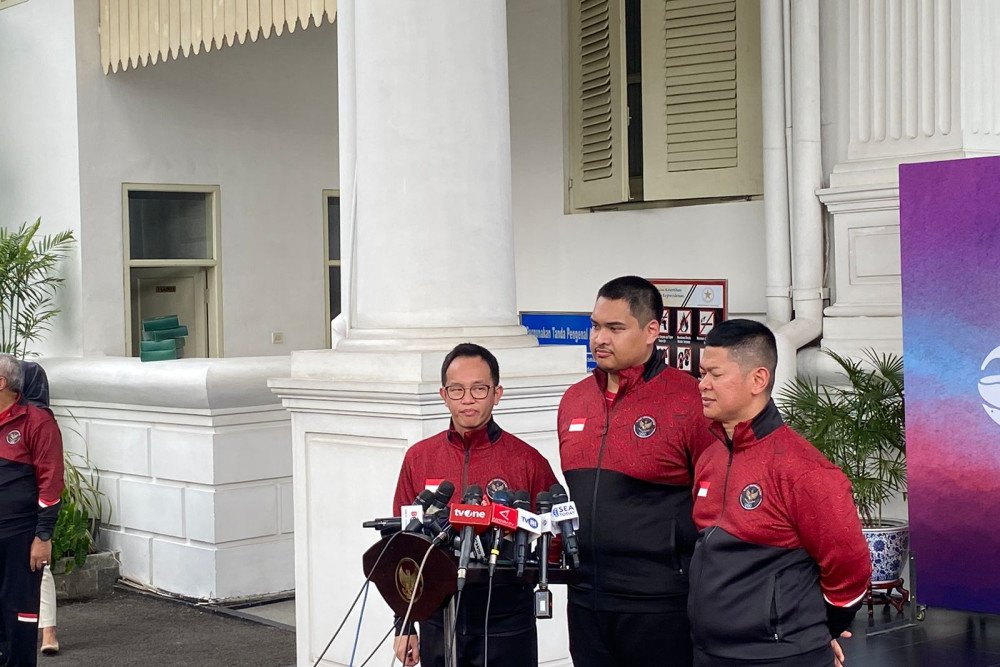 Menteri Pemuda dan Olahraga (Menpora) Ario Bimo Nandito Ariotedjo dan Ketua Umum Komite Olimpiade Indonesia (NOC) Raja Sapta Oktohari usai memberikan laporan kepada Presiden Joko Widodo (Jokowi) untuk pelepasan Kontingen Indonesia, di Halaman Depan Istana Merdeka, Selasa (2/5/2023). Bisnis/Akbar Evandio.