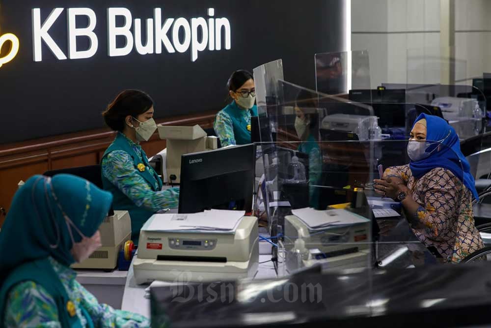 Karyawati melayani nasabah di kantor cabang PT Bank KB Bukopin Tbk. (BBKP), Jakarta, Selasa (28/6/2022). Bisnis/Abdurachman