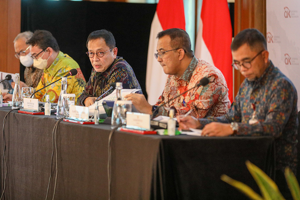 Anggota Dewan Komisioner Otoritas Jasa Keuangan (OJK) Dian Ediana Rae (tengah) didampingi Deputi Komisioner Bambang Widjanarko (kiri), Deputi Komisioner Teguh Supangkat (kedua kiri), Deputi Komisioner Slamet Edy Purnomo (kedua kanan), dan Direktur Darmansyah memberikan pemaparan saat konfrensi pers yang membahas Kebijakan Strategis Pengawasan Perbankan OJK di Jakarta, Selasa (6/9). /Bisnis-Suselo Jati