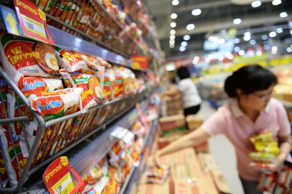 Pelanggan mengambil paket mi goreng Indomie produksi PT Indofood CBP Suskes Malmur Tbk (ICBP) di supermarket Hypermart. - Bloomberg/Dimas Ardian