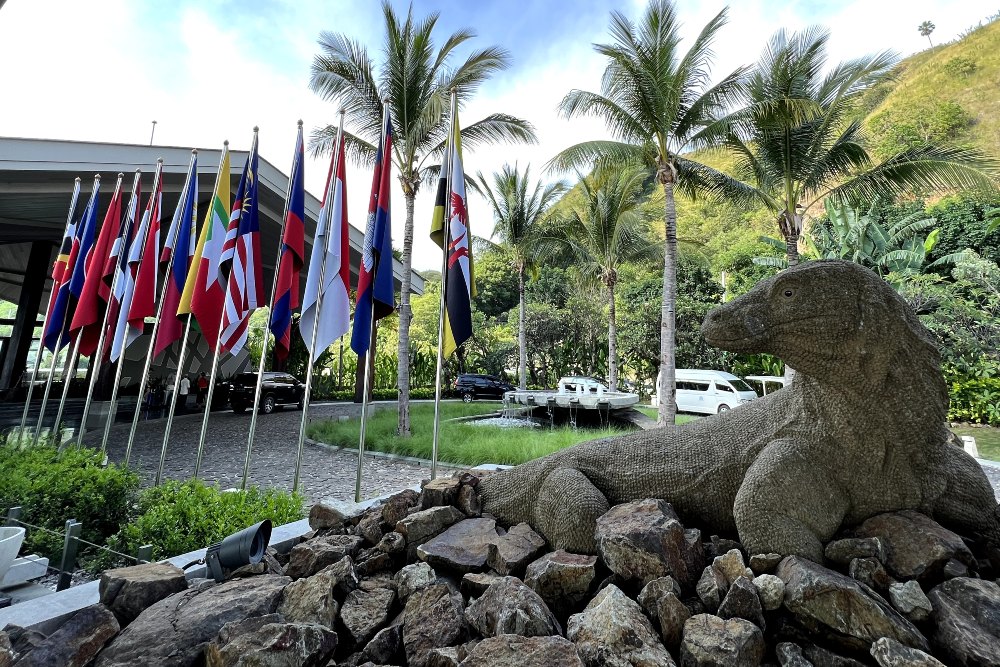 Deretan bendera negara-negara Asean berkibar di kawasan Hotel Ayana Labuan Bajo, NTT jelang perhelatan KTT Asean 2023. JIBI/Feni Freycinetia.