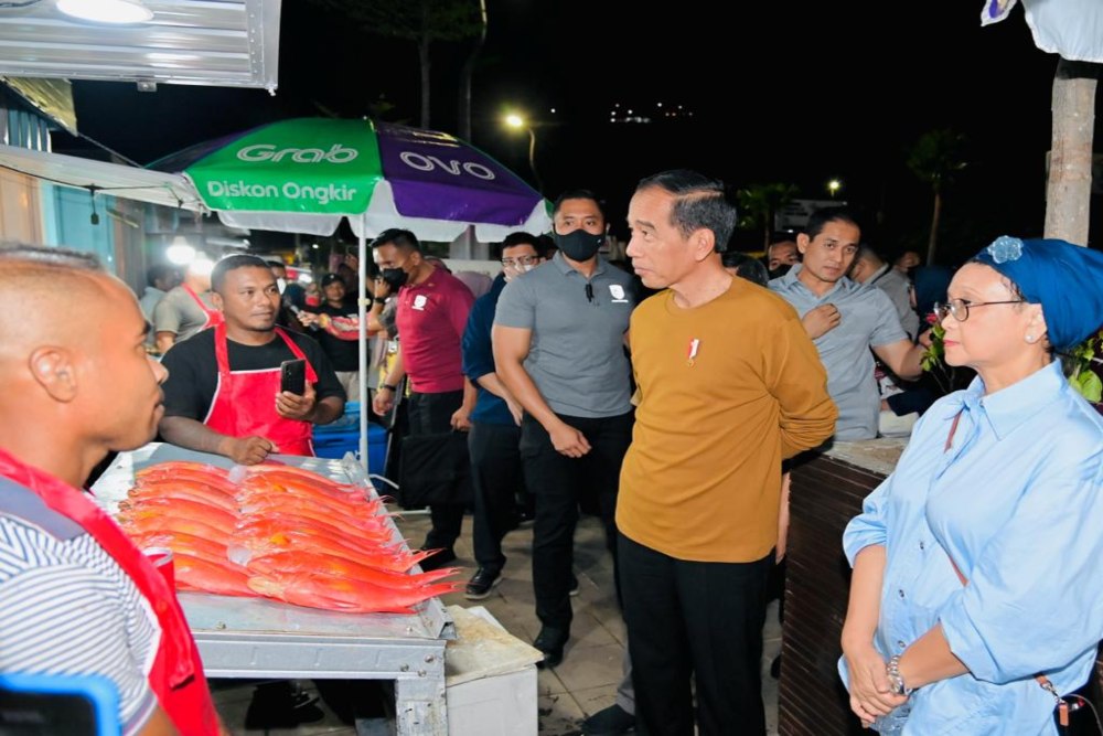  Jokowi Tinjau Kawasan Kuliner Kampung Ujung Labuan Bajo Jelang KTT Asean