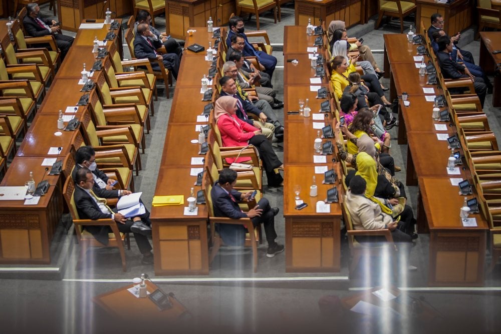 Sejumlah anggota DPR mengikuti Sidang Paripurna DPR ke-19 Masa Persidangan IV Tahun Sidang 2022-2023 di Kompleks Parlemen, Senayan, Jakarta, Selasa (21/3/2023). Dalam Rapat Paripurna tersebut Pimpinan dan Anggota DPR menyetujui Rancangan Undang-Undang tentang penetapan Peraturan Pemerintah Pengganti Undang-Undang (Perppu) Nomor 2 Tahun 2022 tentang Cipta Kerja menjadi Undang-Undang (UU). ANTARA FOTO/Galih Pradipta/aww.