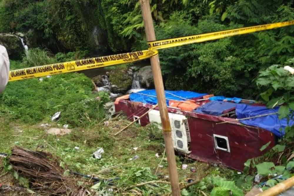  Kecelakaan Bus Masuk Jurang di Guci, Dua Korban Meninggal Dunia