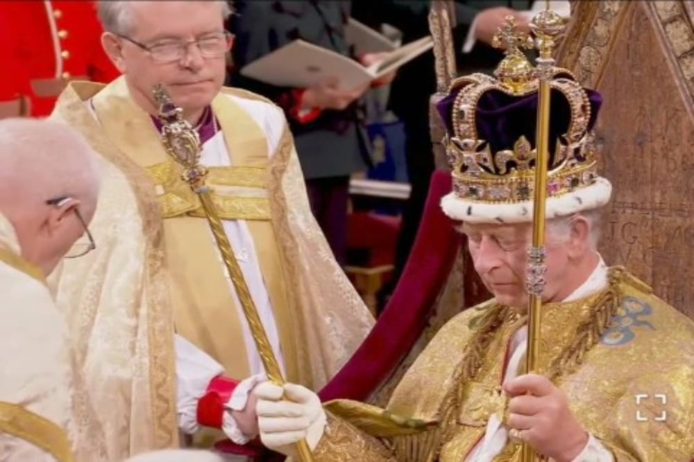 Raja Charles III tengah memegang tongkat kerajaan yang bermahkota permata atau Cullinan I saat penobatan menjadi raja penguasa Inggris./Youtube