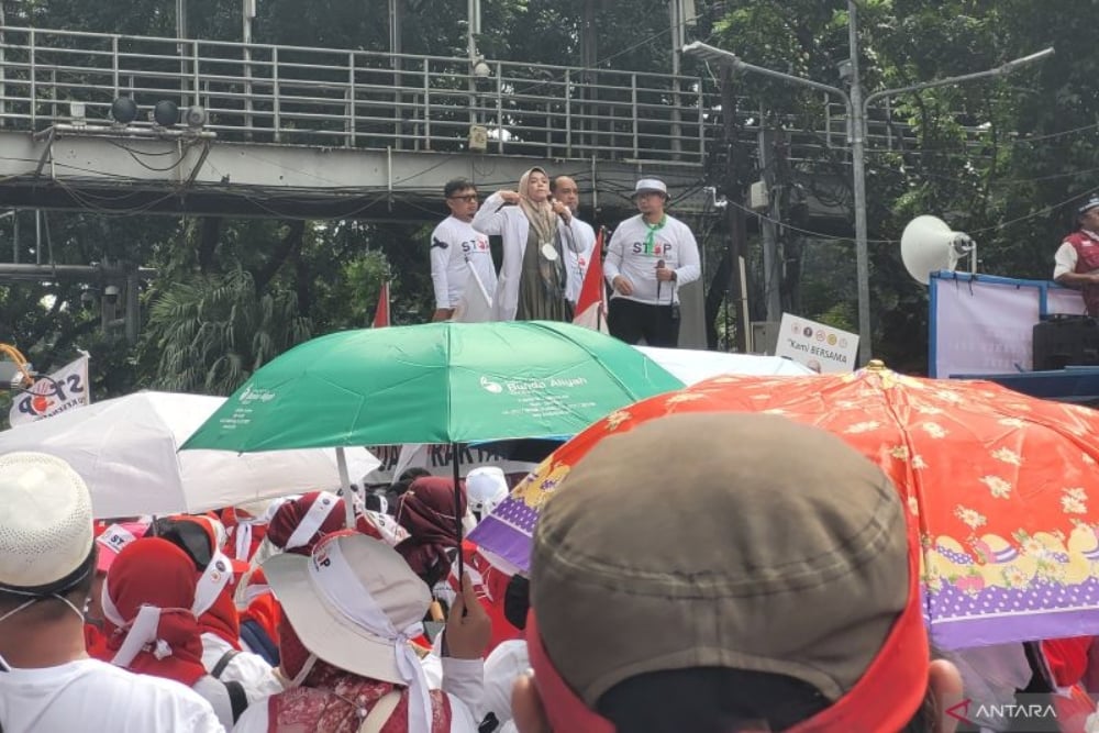 Kegiatan Aksi Nasional Stop RUU Kesehatan yang diadakan di kawasan Patung Kuda, Jakarta, Senin (8/5/2023)/ANTARA-Sean Filo Muhamad