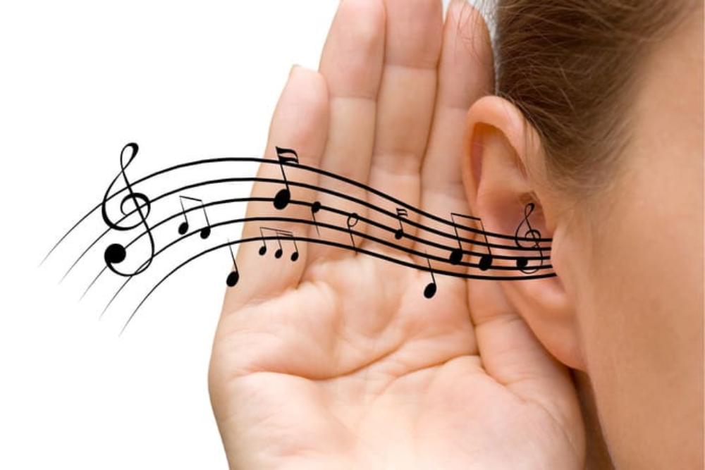 Manfaat mendengar musik bagi orang tua/Skoove