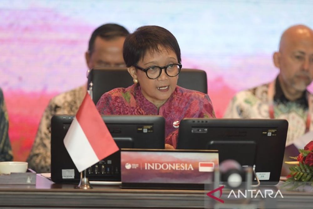 Menteri Luar Negeri Indonesia Retno Marsudi memberikan paparan pada ASEAN Foreign Minister Meeting (AMM) di Labuan Bajo, Manggarai Barat, NTT, Selasa (9/5/2023). ANTARA FOTO/Rivan Awal Lingga/nym.