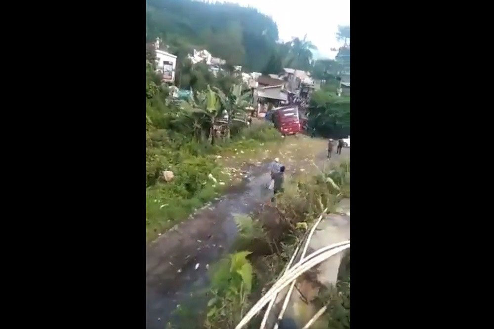 Tangkapan layar dari video kecelakaan bus di Guci Tegal yang viral di media sosial. / Dok. Twitter