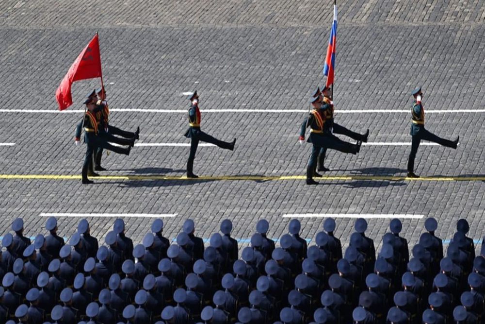 Pasukan Rusia tampak mengibarkan bendera Uni Soviet saat menggelar perayaan kemenangan melawan Nazi di Lapangan Merah, Moskow, Rusia, Selasa (9/5/2023). Sumber: IG Kremlin.