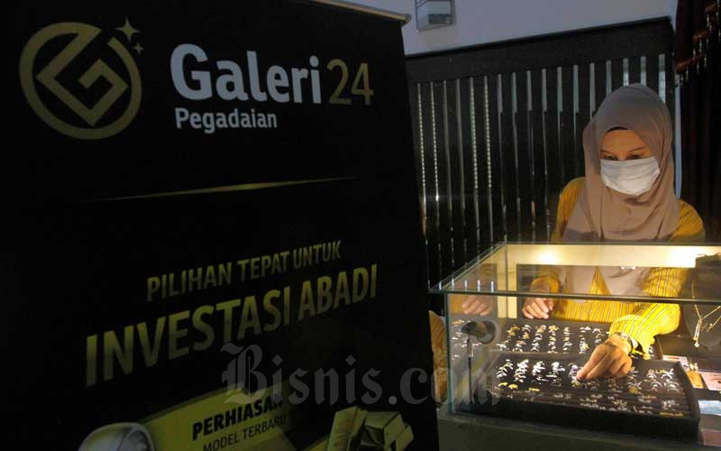 Karyawati merapikan perhiasan emas di Kantor Pusat Pegadaian, Jakarta, Selasa (5/5/2020). Bisnis/Himawan L Nugraha