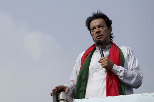 Ratusan pendukung Imran Khan memblokir jalan-jalan di kota asal Khan, Lahore dan jalan utama di kota pelabuhan Karachi. /Reuters