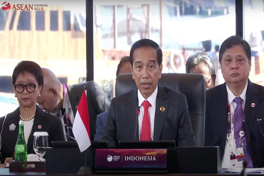 Presiden Joko Widodo secara resmi membuka KTT ke-42 Asean 2023 di Hotel Meruorah, Labuan Bajo, NTT pada Rabu (10/5/2023). Jokowi didampingi Menlu Retno Marsudi dan Menko Perekonomian Airlangga Hartarto. Dok. Youtube Setpres RI