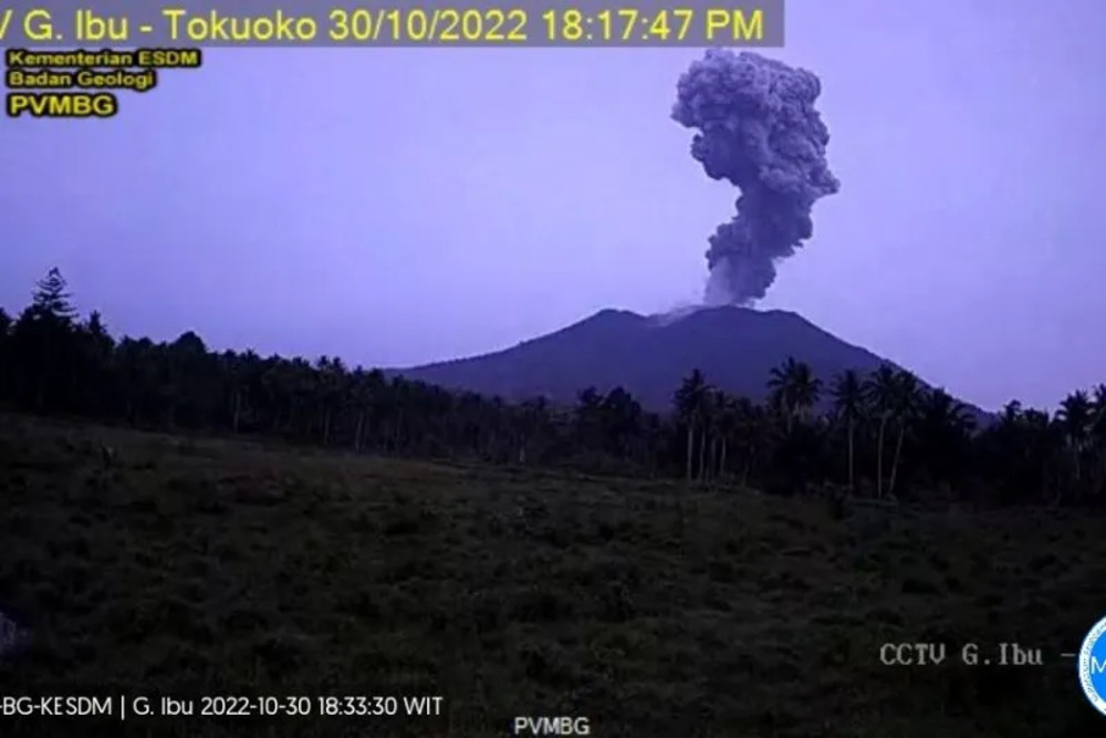 Dua Gunung Api di Maluku Utara Erupsi