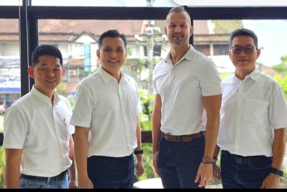 Kiri ke kanan - Direktur  Utama Nusanet Anan Lowell berfoto bersama Direktur Sales Usin Darmalin,  CEO Nettify PavelPohl, dan Direktur Teknis Nusanet Guruh Mandala