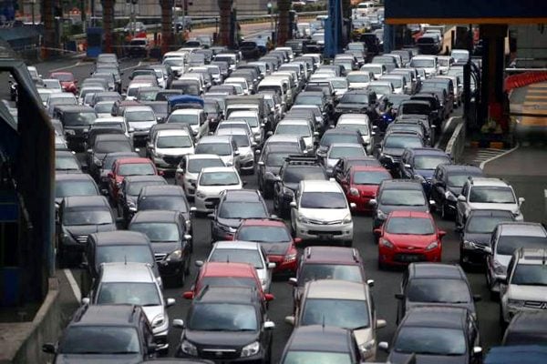 Antrean mobil terjebak kemacetan di jalan tol dalam kota di Jakarta, Senin (6/3)./JIBI-Nurul Hidayat
