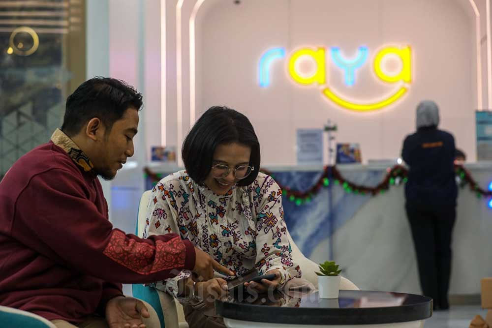 Karyawan melayani nasabah di kantor cabang PT Bank Raya Indonesia Tbk. (AGRO), Jakarta, Selasa (3/1/2022). Bisnis/Abdurachman