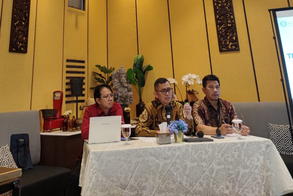 Kepala Perwakilan Bank Indonesia Provinsi Jawa Tengah, Rahmat Dwi Saputra (tengah) memberikan keterangan kepada wartawan dalam acara media briefing Angkring in The Morning, Rabu (10/5/2023). /Bisnis-Farodlilah M.