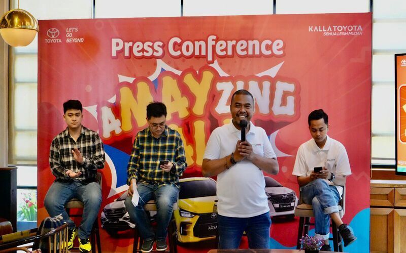Marketing General Manager Kalla Toyota Suliadin (kedua kanan) tengah memberikan penjelasan mengenai program Kalla Toyota Mei 2023 - Kalla/Bisnis