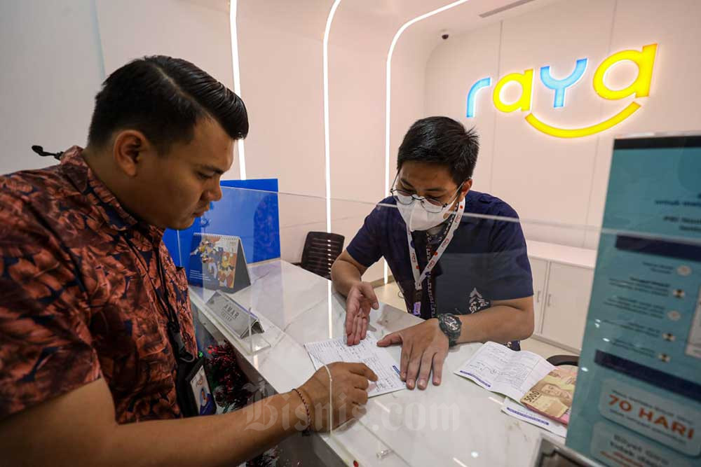 Karyawan melayani nasabah di kantor cabang PT Bank Raya Indonesia Tbk. (AGRO), Jakarta, Selasa (3/1/2022). Bisnis/Abdurachman