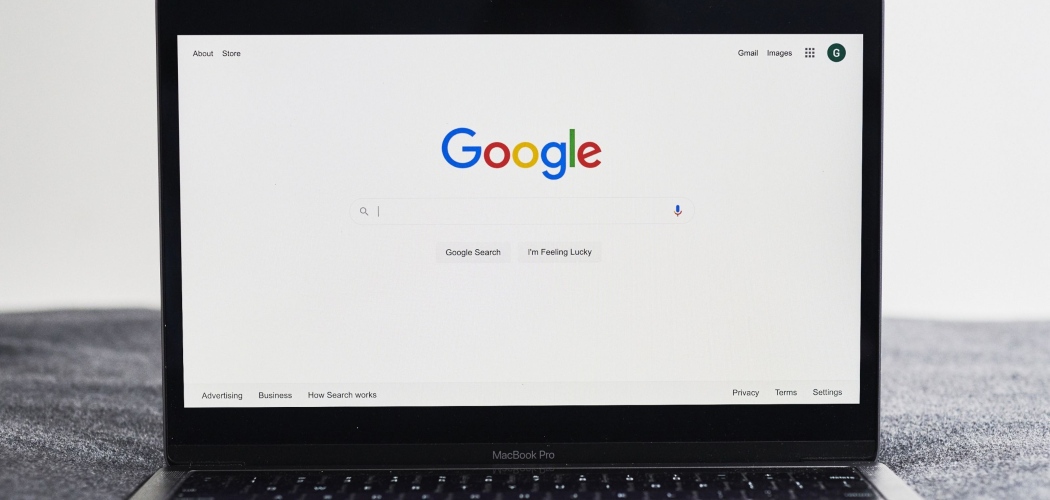 Laman pencarian Google ditampilkan di sebuah laptop di New York, AS, Jumat (24/7/2020)./Bloomberg-Gabby Jones