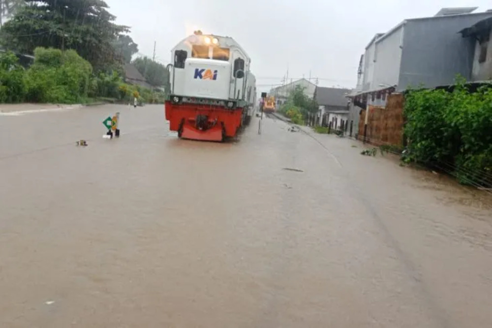  Banjir Kalibaru Mengganggu Perjalanan KA Sritanjung