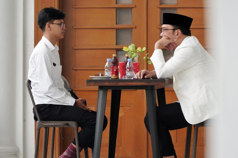 Gubernur Jawa Barat Ridwan Kamil berbincang dengan Husein Ali Rafsanjani, Guru ASN di Kabupaten Pangandaran yang tengah jadi perbincangan publik belakangan ini. istimewa