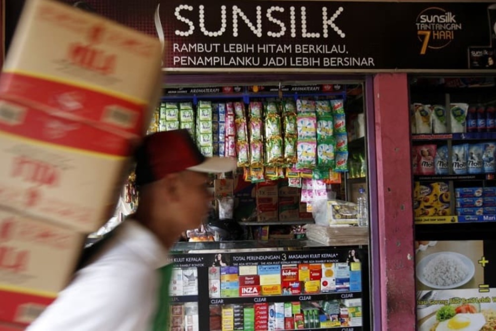 Beberapa produk emiten konsumer PT Unilever Indonesia Tbk (UNVR) terpajang pada salah satu etalase di Jakarta. / Bloomberg-Dimas Ardian