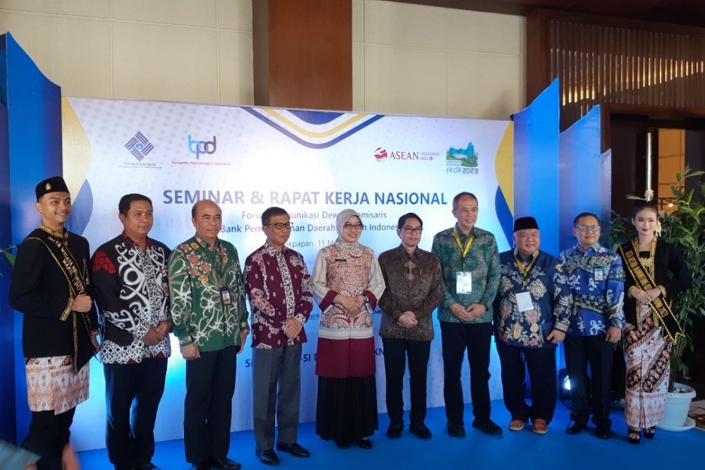 Ketua Forum Komunikasi Dewan Komisaris (FKDK) BPDSI Farid Rahman (keempat kanan) bersama para stakeholder perbankan dalam Rakernas FKDK BPDSI di Kota Balikpapan, Kamis (11/5/2023).