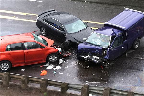 Ilustrasi kecelakaan mobil beruntun/Istimewa