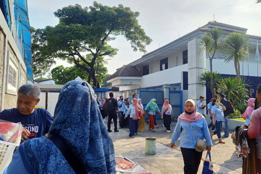 Suasana bubar karyawan pabrik PT Panarub Industry, Tangerang, Banten. / Widya Islamiati