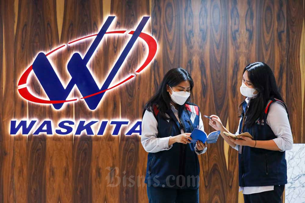 Karyawan beraktivitas disekitar logo PT Waskita Karya (Persero) Tbk. (WSKT), Jakarta, Selasa (11/10/2022). Bisnis/Abdurachman