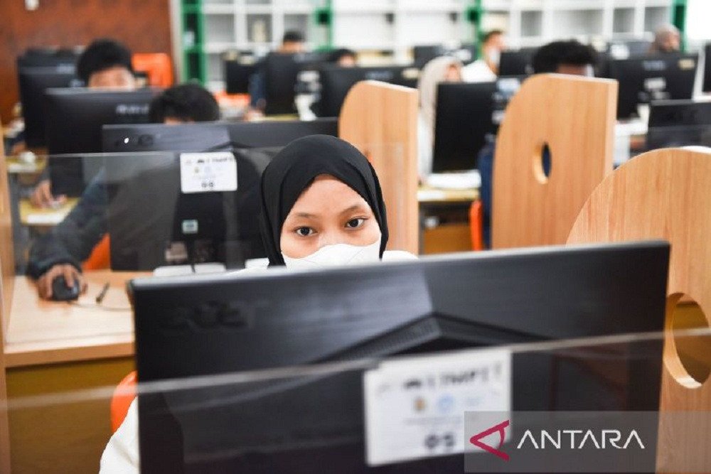 Para peserta yang melaksanakan Ujian Tulis Berbasis Komputer (UTBK) 2023 di kampus Universitas Sumatera Utara (USU). (ANTARA/HO-Humas USU).