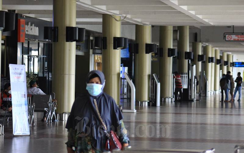 Aktivitas masyarakat di Bandara Internasional Minangkabau (BIM) terlihat sepi semenjak pandemi melanda daerah Provinsi Sumatra Barat, Jumat (19/3/2021). PT Angkasa Pura II Cabang BIM menyebutkan penerbangan internasional masih ditutup hingga akhir tahun 2021 ini./Bisnis-Noli Hendra