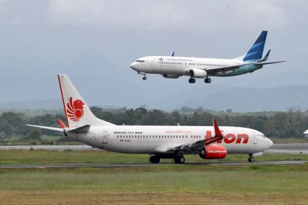 Pesawat Garuda Indonesia dan Lion Air, di Bandara Sultan Hasanuddin Makassar, Sulawesi Selatan Minggu (11/6)./JIBI-Paulus Tandi Bone