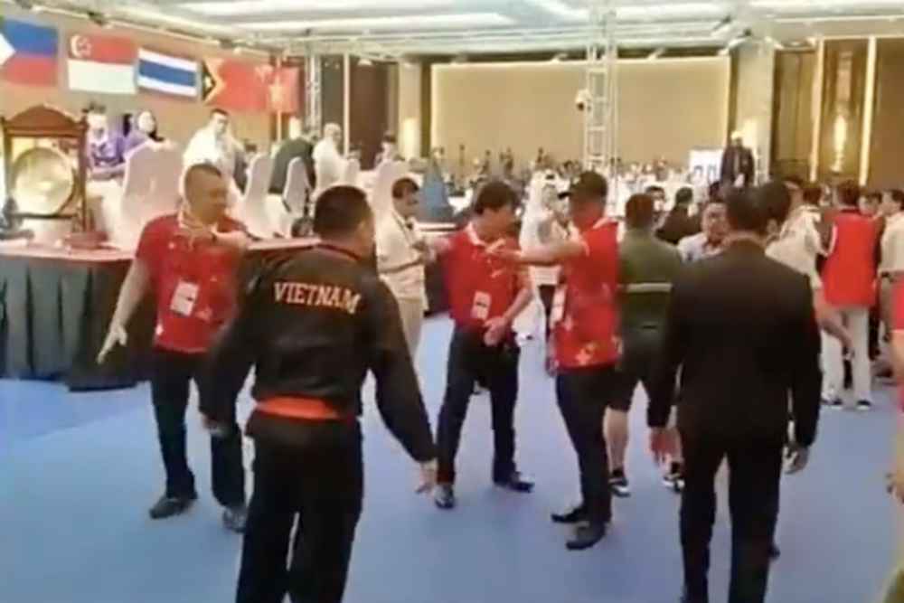 Momen pelatih Penck Silat Vietnam ajak duel Perwira Kopassus Indonesia, - Twitter