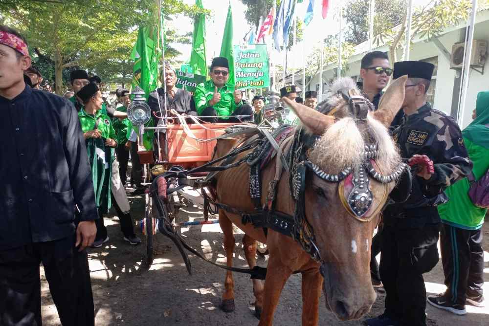  Bupati Sumedang Antar Bacaleg PPP ke KPU Naik Delman