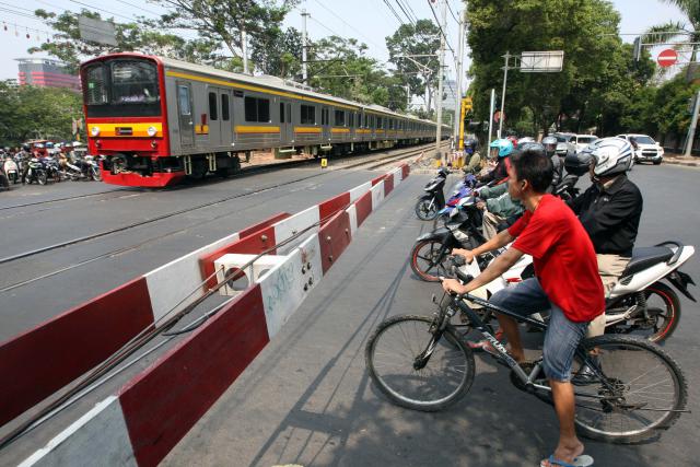 Perlintasan kereta api. PT Kereta Api Indonesia mengklaim mampu meningkatkan kecepatan kereta sehingga Jakarta-Surabaya bisa ditempuh hanya dalam waktu 4 jam bila tidak ada perlintasan sebidang. / Bisnis-Dedi Gunawan
