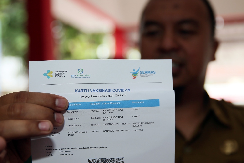 Seorang ASN menunjukkan kartu vaksinasi COVID-19 usai mengikuti vaksinasi penguat kedua bagi ASN di aula Kecamatan Sananwetan Kota Blitar, Jawa Timur, Senin (6/2/2023). Pemberian vaksinasi COVID-19 penguat (booster) kedua bagi sekitar tiga rubuan ASN yang dilaukan oleh pemda setempat sejak akhir januari dan ditargetkan rampung pada akhir Februari tersebut sebagai upaya pencegahan penularan, utamanya bagi ASN yang kesehariannya bersentuhan langsung dengan masyarakat dalam pelayanan kepemerintahan. ANTARA FOT