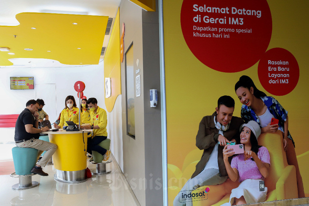 Karyawan melayani pelanggan di gerai PT Indosat Tbk. (ISAT) atau Indosat Ooredoo Hutchison di Jakarta, Rabu (15/2/2023). Bisnis/Eusebio Chrysnamrti
