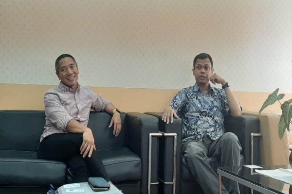 CEO & Co-Founder PT Investree Radhika Jaya (Investree) Adrian Gunadi (kiri) diterima oleh Redaktur Pelaksana Bisnis Indonesia Fahmi Achmad saat berkunjung ke Wisma Bisnis Indonesia, Selasa (14/5/2019)./Bisnis-Anggi Oktarinda