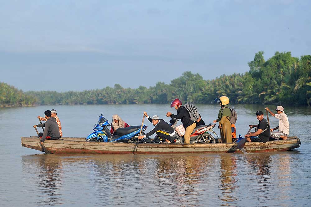  Warga di Jambi Gunakan Perahu Tradisional Untuk Menyebrangi Sungai Gebar