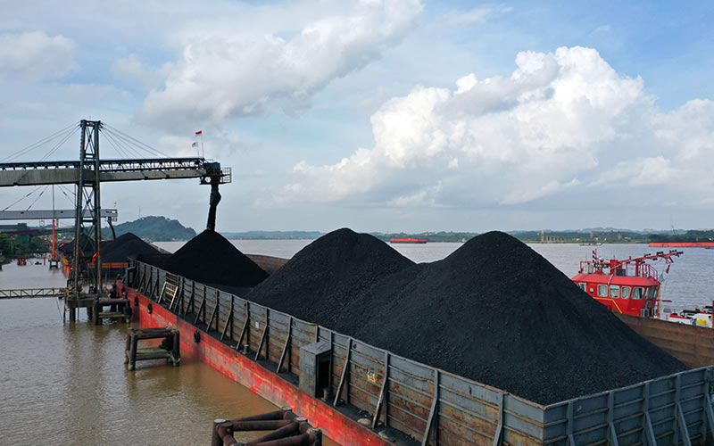 Kecelakaan tambang di Mongolia membuat produksi 50 juta ton batu bara China terhenti. Hal ini dinilai akan berdampak pada kinerja Adaro (ADRO) dan PTBA. Bloomberg/Dimas Ardian